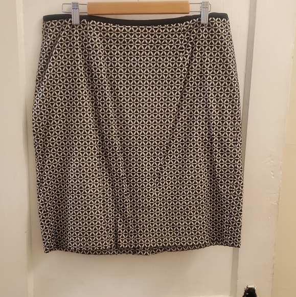 Black and white skirt - Picture 1 of 3